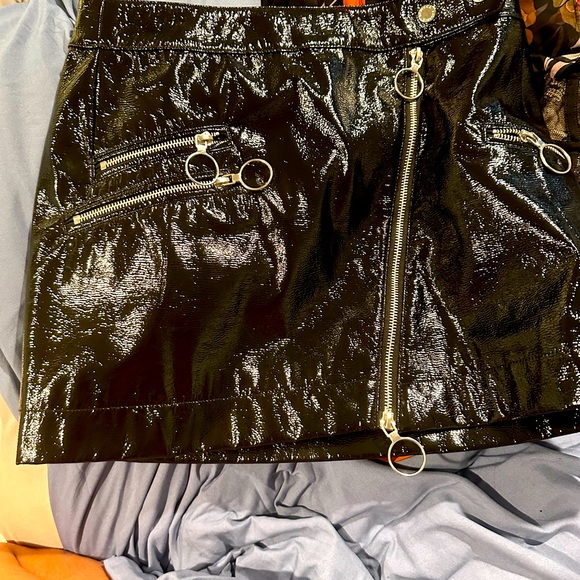 Rebecca Mankoph, faux leather skirt Size 4 - Picture 5 of 5